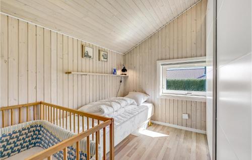 um pequeno quarto com uma cama e uma janela em Awesome Home In Otterup With Kitchen em Otterup