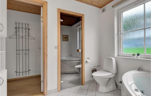 y baño con aseo, bañera y lavamanos. en Beautiful Home In Grsten With Wifi, en Gråsten