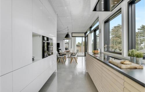 3 Bedroom Amazing Home In Juelsmindeにあるキッチンまたは簡易キッチン