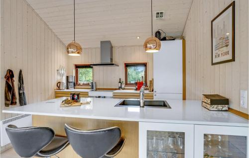 ホーフブルグにあるAmazing Home In Hovborg With Wifiのギャラリーの写真