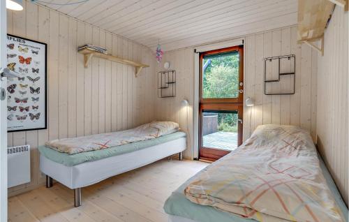 sypialnia z 2 łóżkami i oknem w obiekcie Lovely Home In Hovborg With Kitchen w mieście Hovborg
