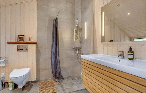 y baño con lavabo, ducha y aseo. en Lovely Home In Hovborg With Kitchen, en Hovborg