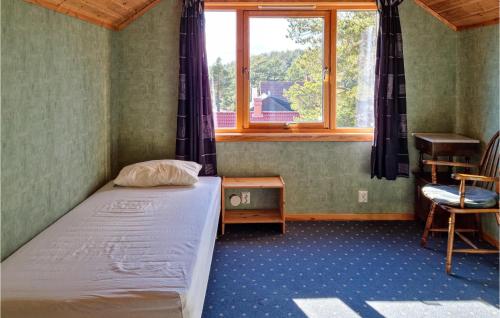 Un pat sau paturi într-o cameră la Awesome Home In Risr With House Sea View