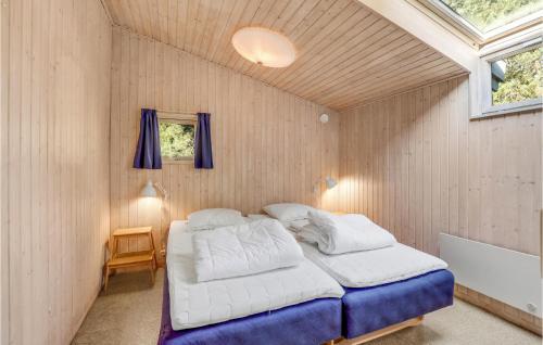 Postel nebo postele na pokoji v ubytování 3 Bedroom Awesome Home In Nexø