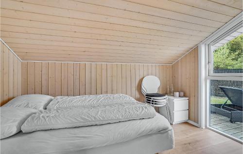 Un ou plusieurs lits dans un hébergement de l'établissement Cozy Home In Løgstrup With Kitchen
