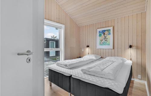 een groot bed in een slaapkamer met een raam bij Cozy Home In Lgstrup With Kitchen in Løgstrup