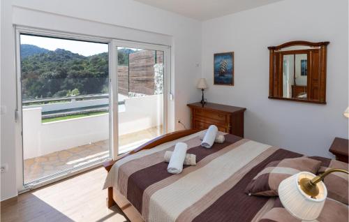 - une chambre avec un lit et une grande fenêtre dans l'établissement 2 Bedroom Gorgeous Apartment In Ploce, à Ploče
