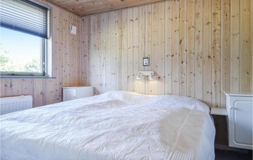 Postel nebo postele na pokoji v ubytování 4 Bedroom Cozy Home In Tarm