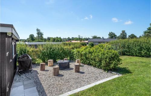 un patio trasero con un jardín con árboles y arbustos en Stunning Home In Hejls With Kitchen, en Hejls