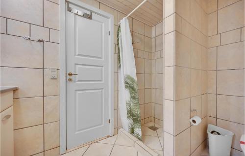 een badkamer met een witte deur en een toilet bij Gorgeous Home In Odder With Kitchen in Odder