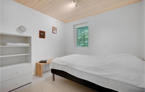 een witte slaapkamer met een bed en een raam bij Gorgeous Home In Odder With Kitchen in Odder