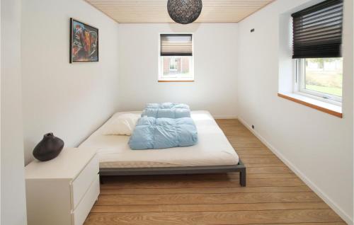 מיטה או מיטות בחדר ב-Beautiful Home In Sams With Wifi