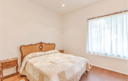 una camera bianca con un letto e una finestra di Amazing Home In Borgo San Dalmazzo Cn With 2 Bedrooms, Internet And Indoor Swimming Pool a Borgo San Dalmazzo