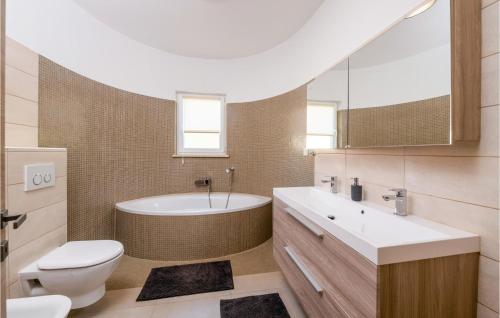 La salle de bains est pourvue d'une baignoire, de toilettes et d'un lavabo. dans l'établissement Stunning Apartment In Beloci With Wifi, à Rebići