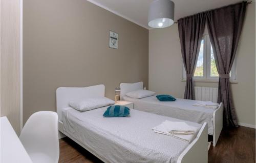 Cette chambre comprend 2 lits et une fenêtre. dans l'établissement Stunning Apartment In Beloci With Wifi, à Rebići