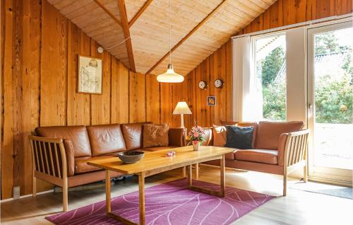ein Wohnzimmer mit Sofa und Tisch in der Unterkunft 3 Bedroom Cozy Home In Nexø in Neksø