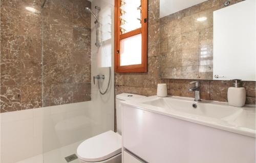 y baño con lavabo, aseo y espejo. en Gorgeous Apartment In Altea With Kitchen en Altea