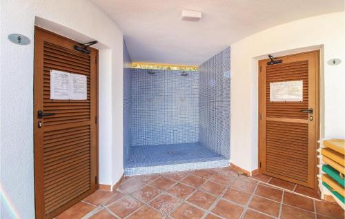 y baño con ducha de azulejos azules. en Gorgeous Apartment In Altea With Kitchen en Altea