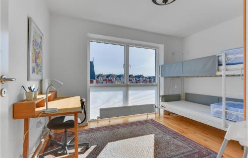 1 dormitorio con escritorio y litera en Awesome Apartment In Grsten With Wifi en Gråsten