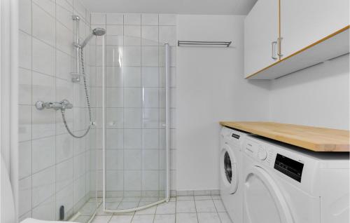 bagno con doccia e lavatrice. di Awesome Apartment In Grsten With Wifi a Gråsten