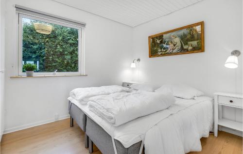 Habitación blanca con cama y ventana en 2 Bedroom Stunning Home In Strby, en Strøby