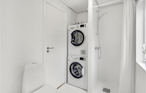 a washer and dryer in a white bathroom at 3 Bedroom Beautiful Home In Strøby in Strøby