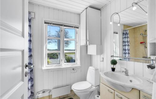 Koupelna v ubytování 4 Bedroom Stunning Home In Thyholm