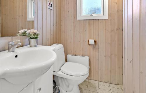 Et badeværelse på 2 Bedroom Nice Home In Hanstholm