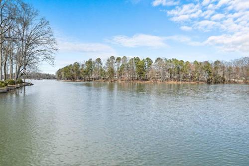 a large lake with trees in the distance at Cozy 3bedroom Bungalow In Davidson Sleeps 8 in Davidson