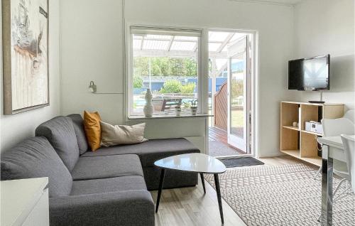 ein Wohnzimmer mit Sofa und Tisch in der Unterkunft Amazing Apartment In Nexø With Sauna in Neksø