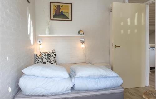 En eller flere senge i et værelse på 2 Bedroom Nice Apartment In Allinge