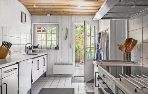 una cucina con pareti bianche e soffitto in legno di Stunning Home In Fredericia With Wifi a Fredericia