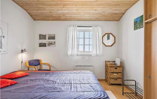 una camera con letto e finestra di Stunning Home In Fredericia With Wifi a Fredericia
