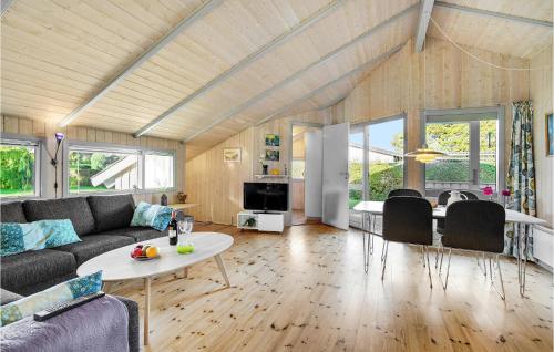 Stunning Home In Strøby With Wifiにあるシーティングエリア