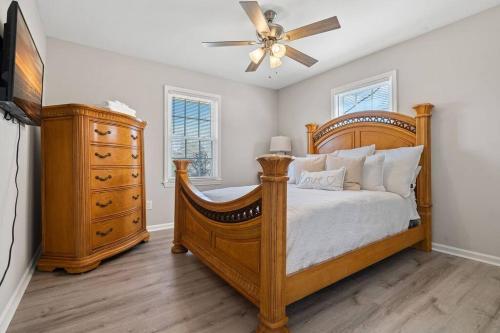 - une chambre avec un grand lit en bois et une commode dans l'établissement Cozy 3bedroom Bungalow In Davidson Sleeps 8, à Davidson