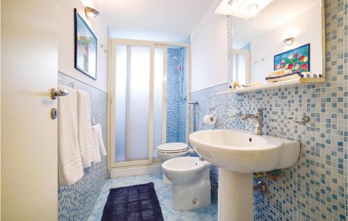 メンフィにあるVilla Ginaのバスルーム(白い洗面台、トイレ付)