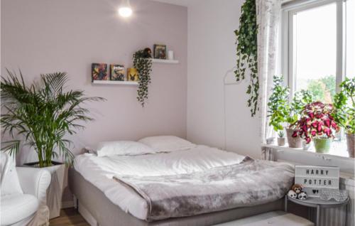 1 dormitorio con 1 cama y una ventana con plantas en Stunning Home In Gnesta With Wifi, en Gnesta