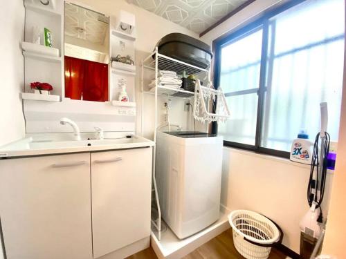 A cozinha ou cozinha compacta de 天下茶屋駅5分、専用庭付き平屋—KIK Iハウス