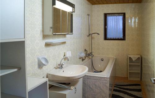 a bathroom with a sink and a bath tub at Stunning Home In Hippach-schwendberg With Wifi And 5 Bedrooms in Grün