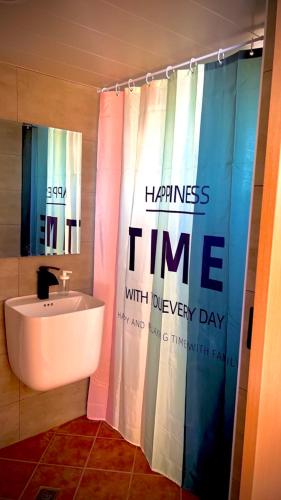 a bathroom with a shower curtain and a sink at 自然海naturalhigh in Dahan