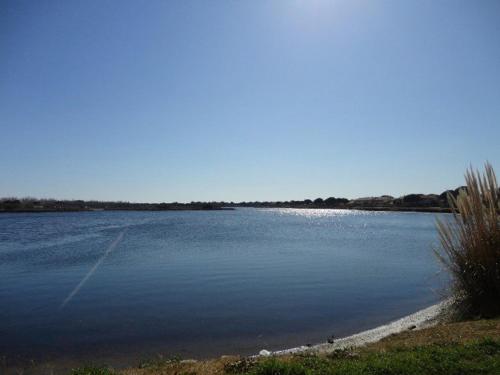 Photo de la galerie de l'établissement Studio Cabine RDC avec Terrasse - Proche Plage et Commerces - FR-1-307-116, au Grau-du-Roi