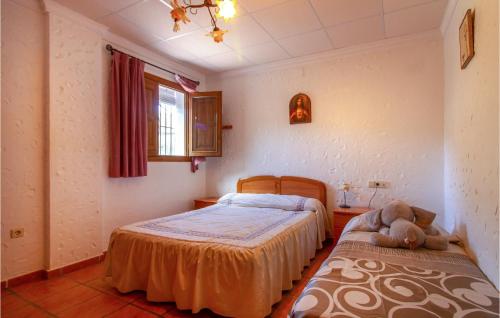 um quarto com duas camas e um urso de peluche no chão em 8 Bedroom Cozy Home In Jumilla em Jumilla