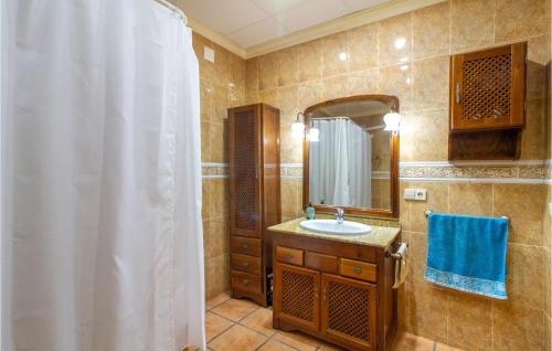 uma casa de banho com uma cortina de chuveiro e um lavatório em 8 Bedroom Cozy Home In Jumilla em Jumilla