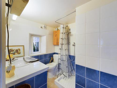 ein Bad mit einem WC und einem Waschbecken in der Unterkunft Maison Saint-Rémy-de-Provence, 6 pièces, 8 personnes - FR-1-599-74 in Saint-Rémy-de-Provence