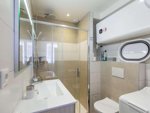 une salle de bain avec une douche, un lavabo et des toilettes dans l'établissement Appartement T2 central à Cauterets, 2-4 pers, skis à 600m, entièrement équipé - FR-1-401-252, à Cauterets