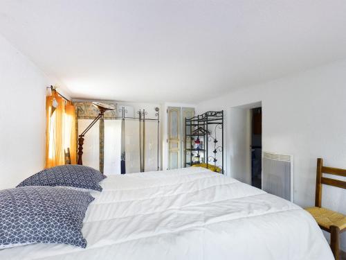ein weißes Schlafzimmer mit einem großen weißen Bett in der Unterkunft Maison Saint-Rémy-de-Provence, 6 pièces, 8 personnes - FR-1-599-74 in Saint-Rémy-de-Provence