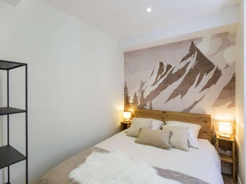 - une chambre avec un lit orné d'une fresque murale représentant la montagne dans l'établissement Appartement T2 central à Cauterets, 2-4 pers, skis à 600m, entièrement équipé - FR-1-401-252, à Cauterets
