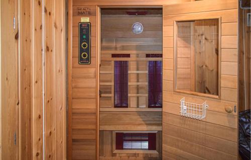 een kleine lift in een kamer met houten wanden bij 3 Bedroom Nice Home In Hurdal in Hurdal