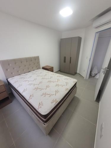 a bedroom with a large bed in a room at Lindo apartamento 1 quarto in Capão da Canoa