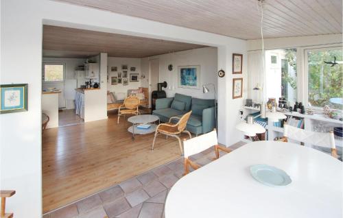 Un lugar para sentarse en 2 Bedroom Awesome Home In Samsø